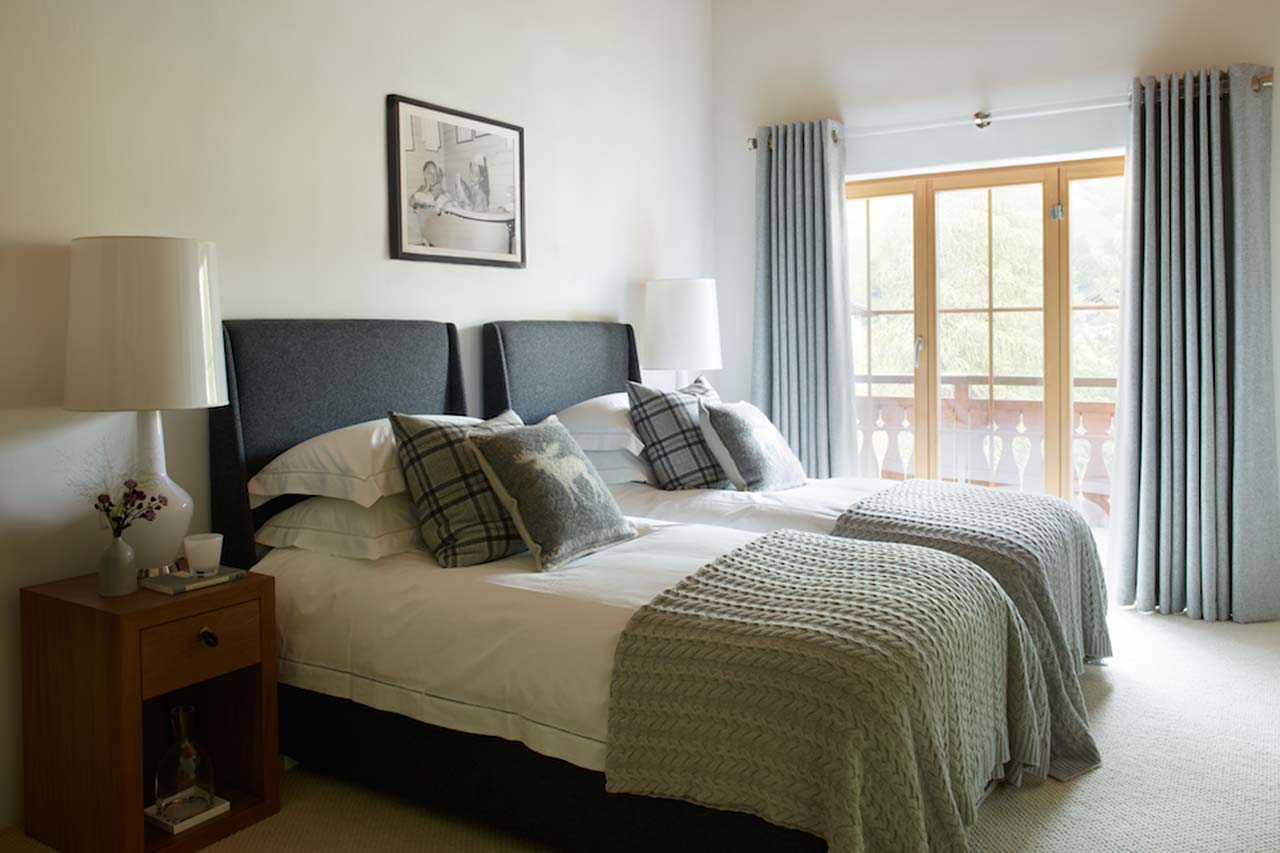 Twin bedroom in Haus Alpina, Klosters