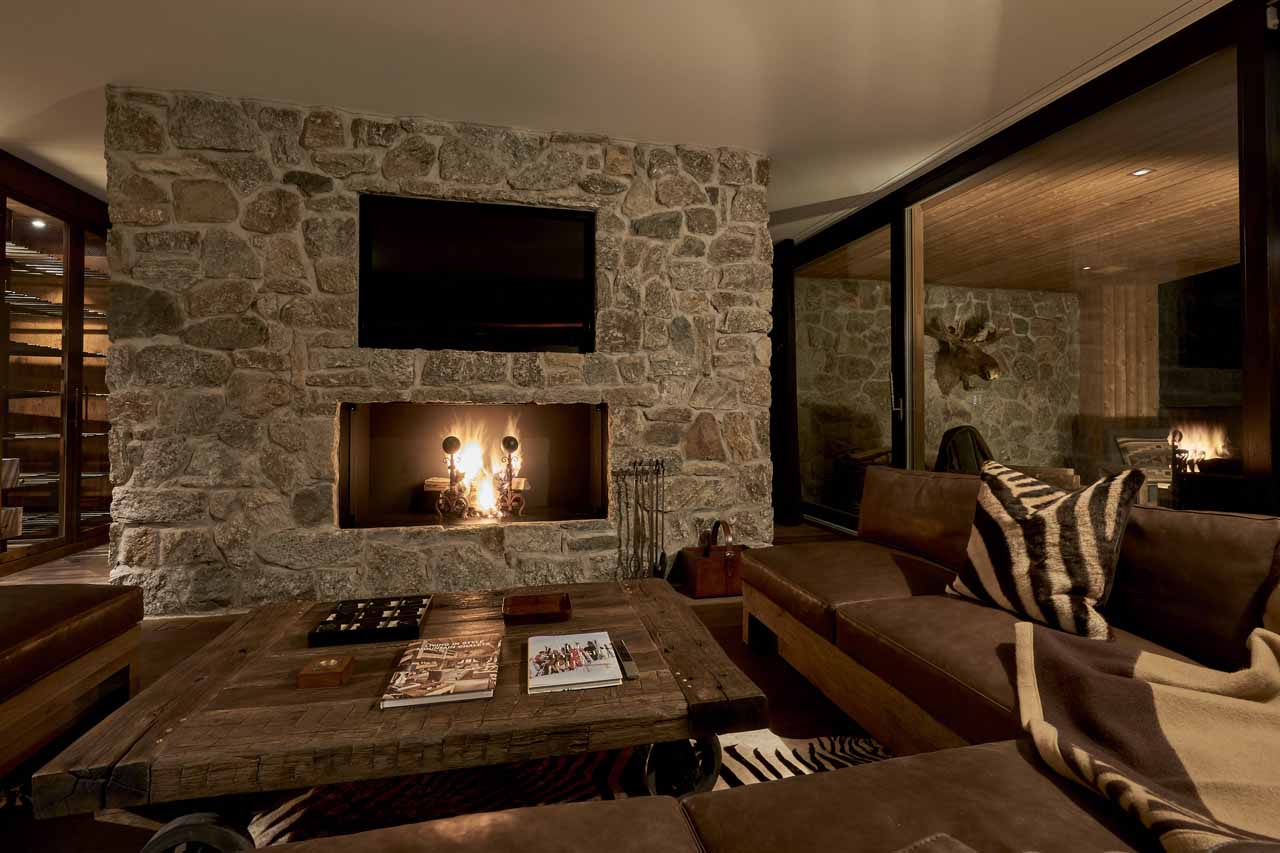 Stone fireplace in Penthouse Elbert Lodge, Davos