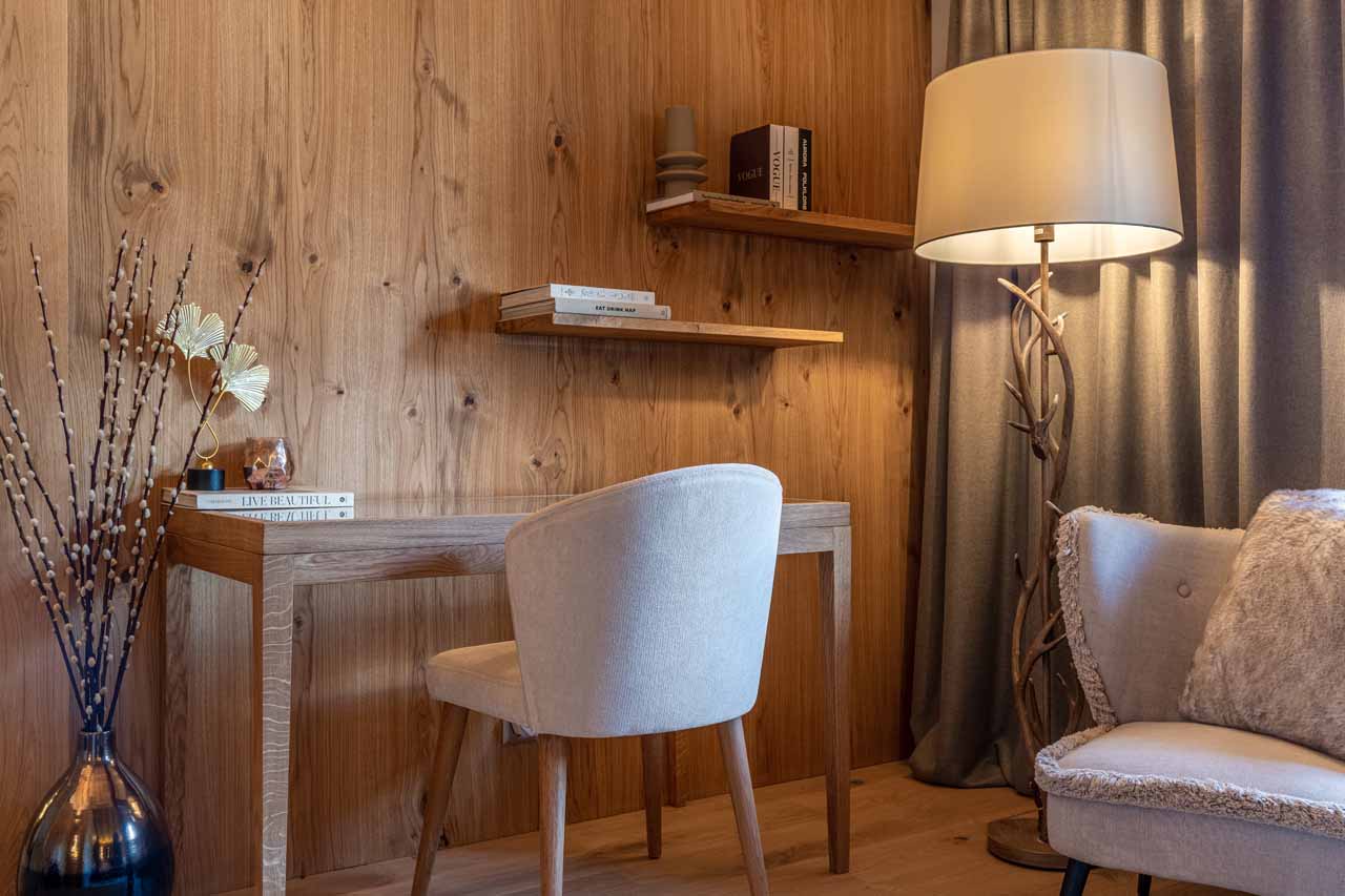 Desk in bedroom in Penthouse Silvretta, Klosters
