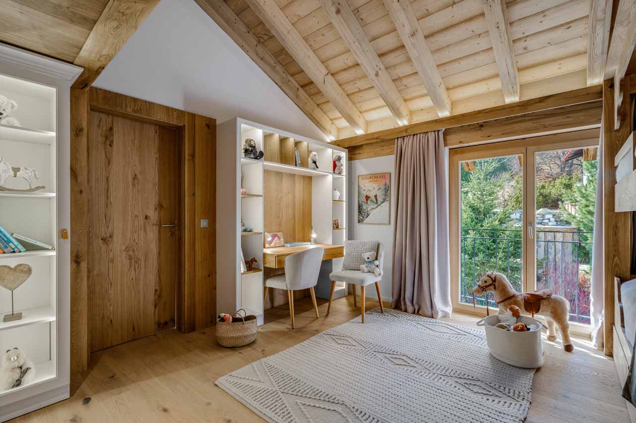 Desk in bedroom in Penthouse Silvretta, Klosters