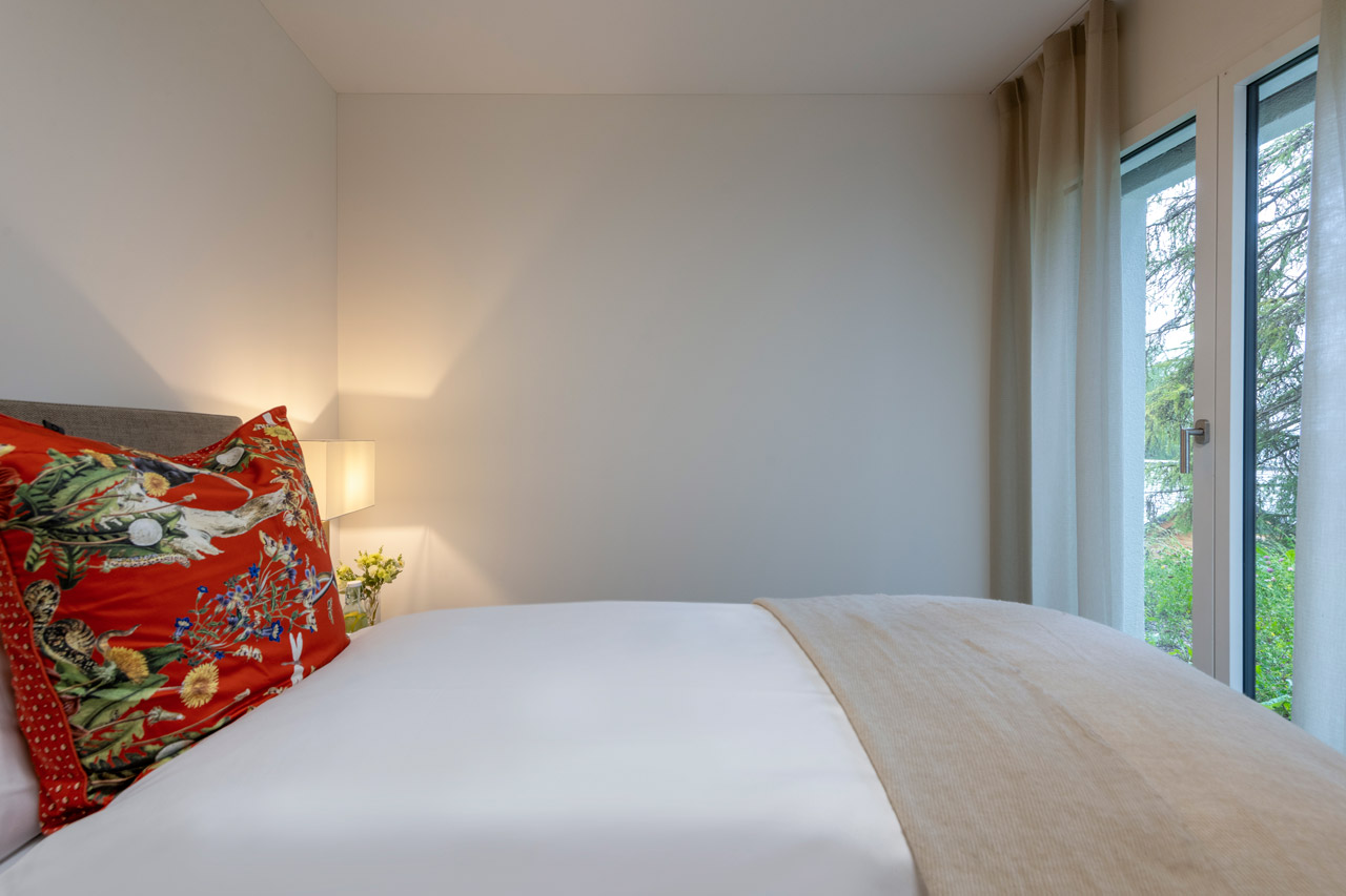 Single bed with access to outside at Chalet Seehorn in Davos