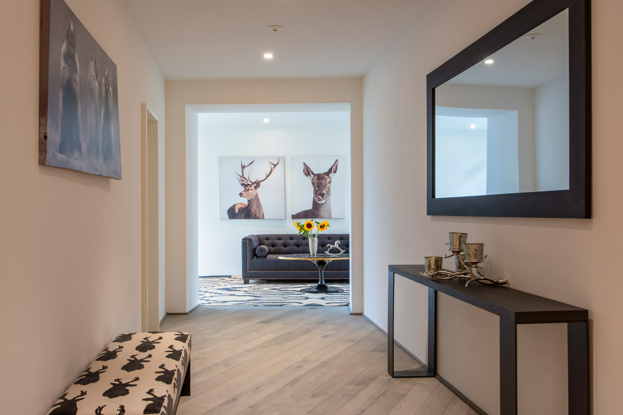 Entrance hall and corridor at Chalet Seehorn in Davos