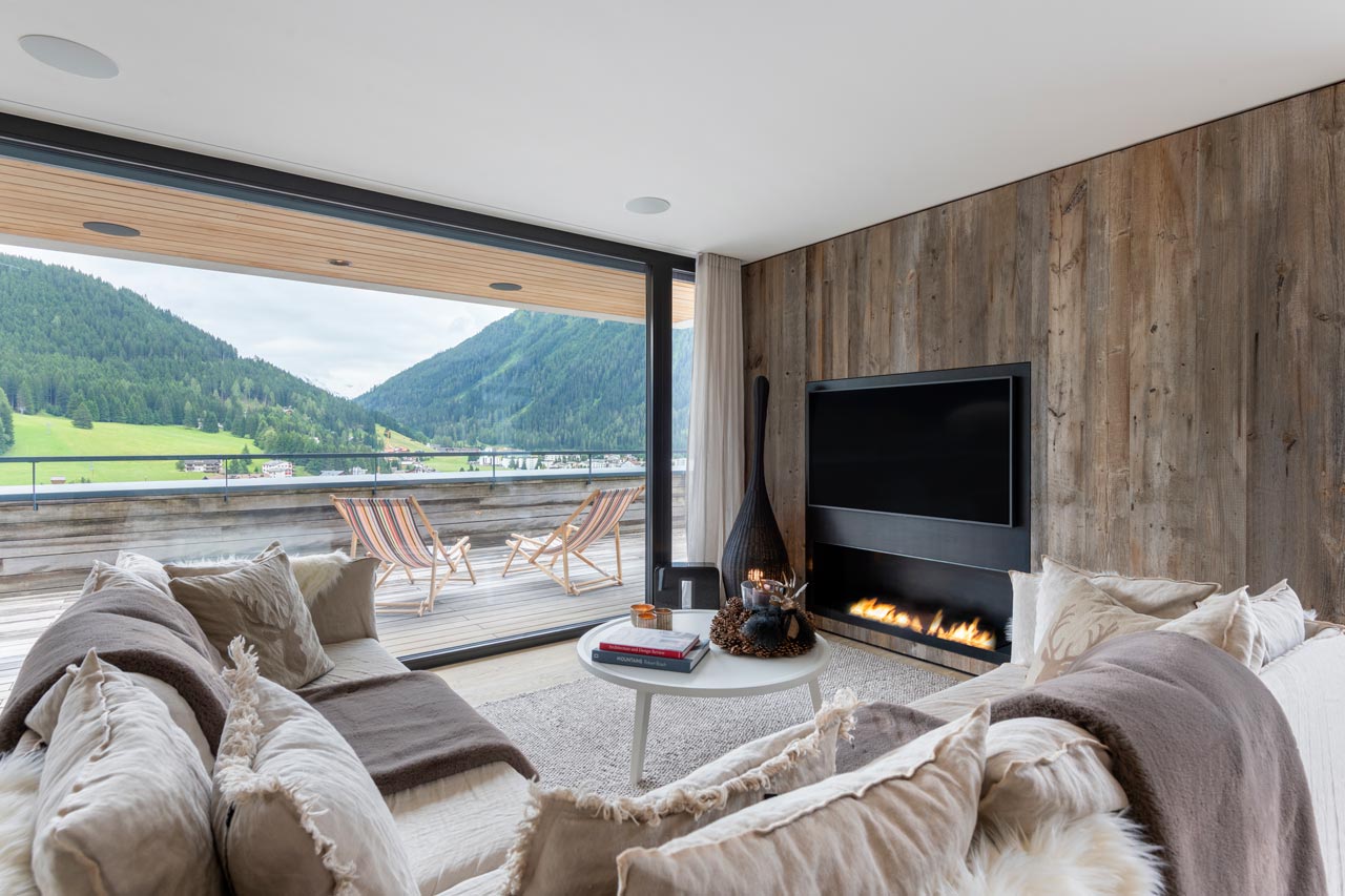 Living area with fireplace at Penthouse Attica in Davos